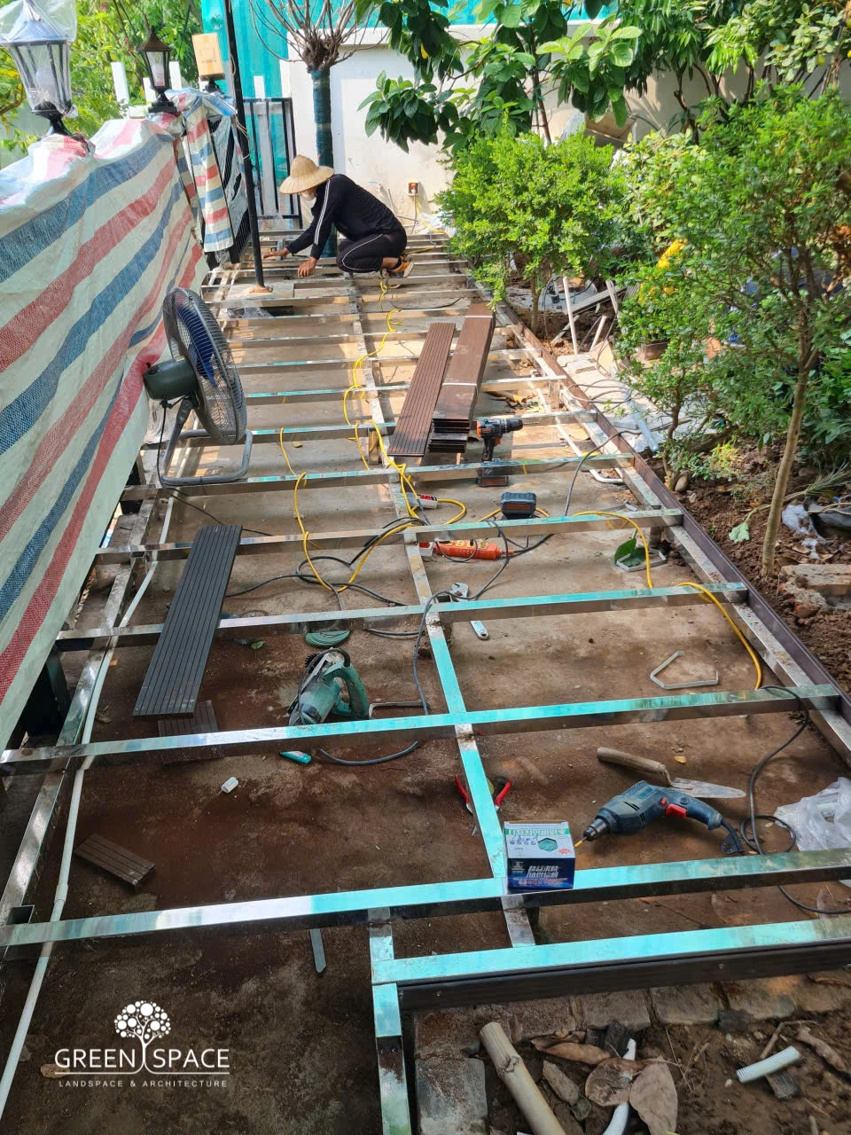 Kiểm tra tuyến thoát nước sân vườn trước khi lấp hoàn thiện